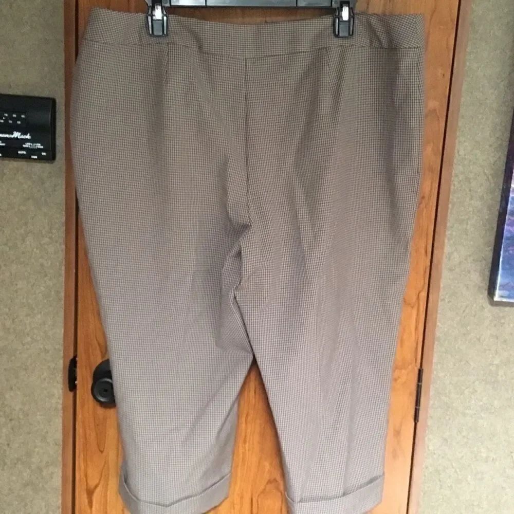 JM Collection Women’s Sz 18 Capri Slacks - Picture 8 of 11